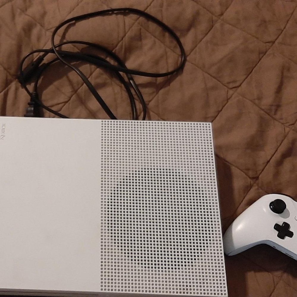 Xbox one s with original controller and original cord